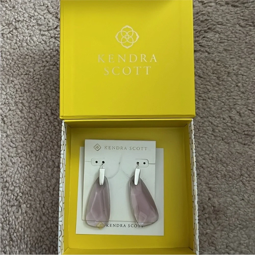 New in box Kendra Scott Maize earrings in silver with purple glass - Picture 3 of 5